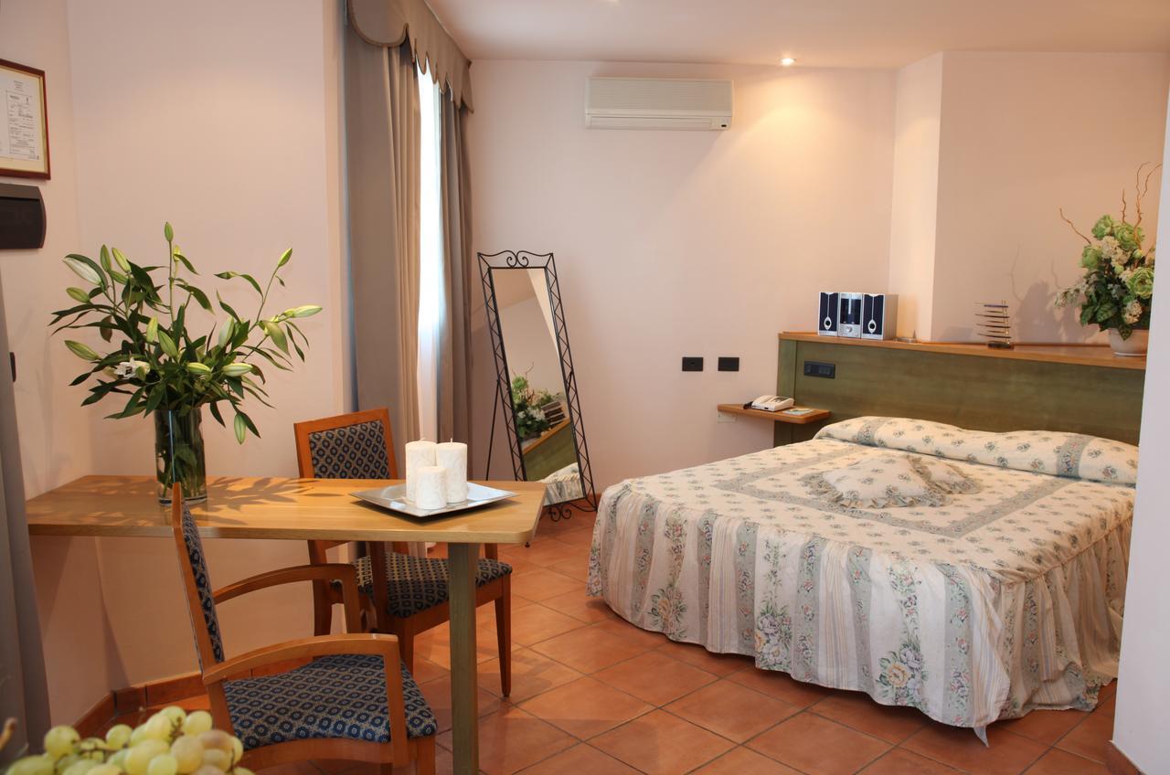 Hotel Plaza Llido Degli Estensi Dış mekan fotoğraf
